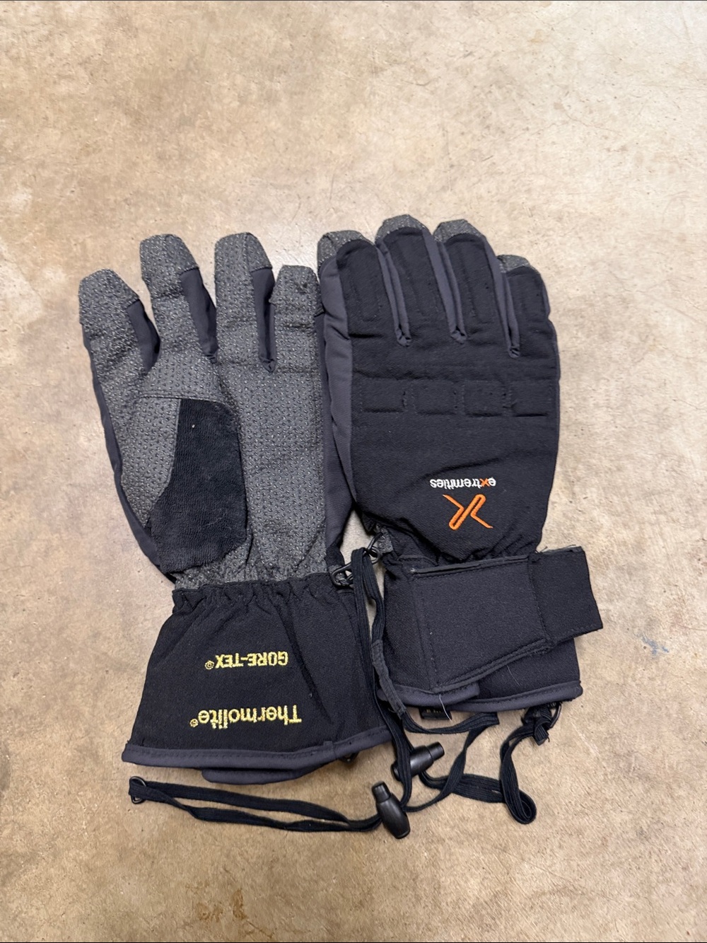Black Men's Gore-Tex Thinsulate Insulated Winter Gloves by